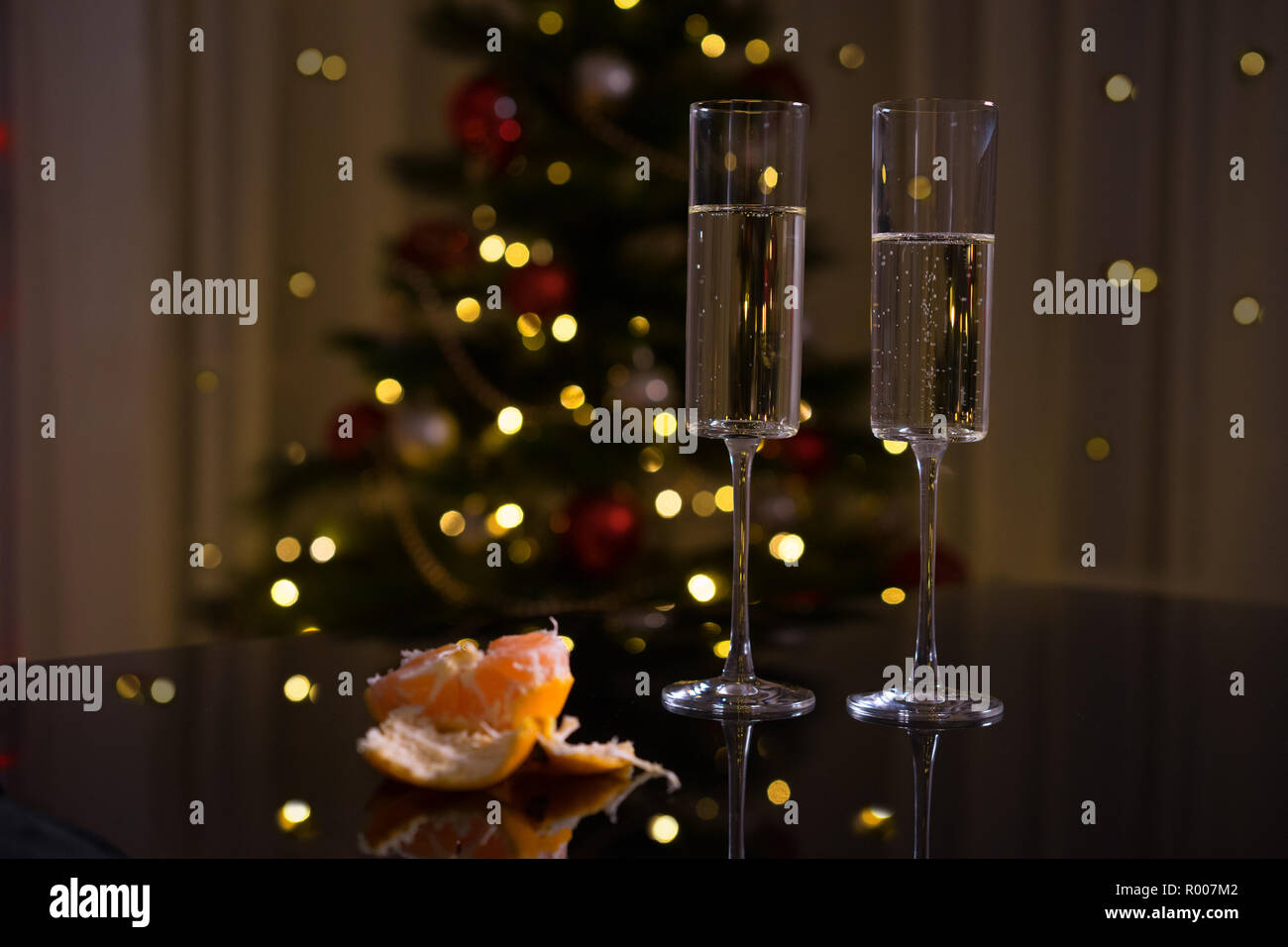 Traditionell das Neue Jahr Tabelle, Tangerinen, Champagner, Weihnachtsbaum und das Neue Jahr leuchtet Stockfoto