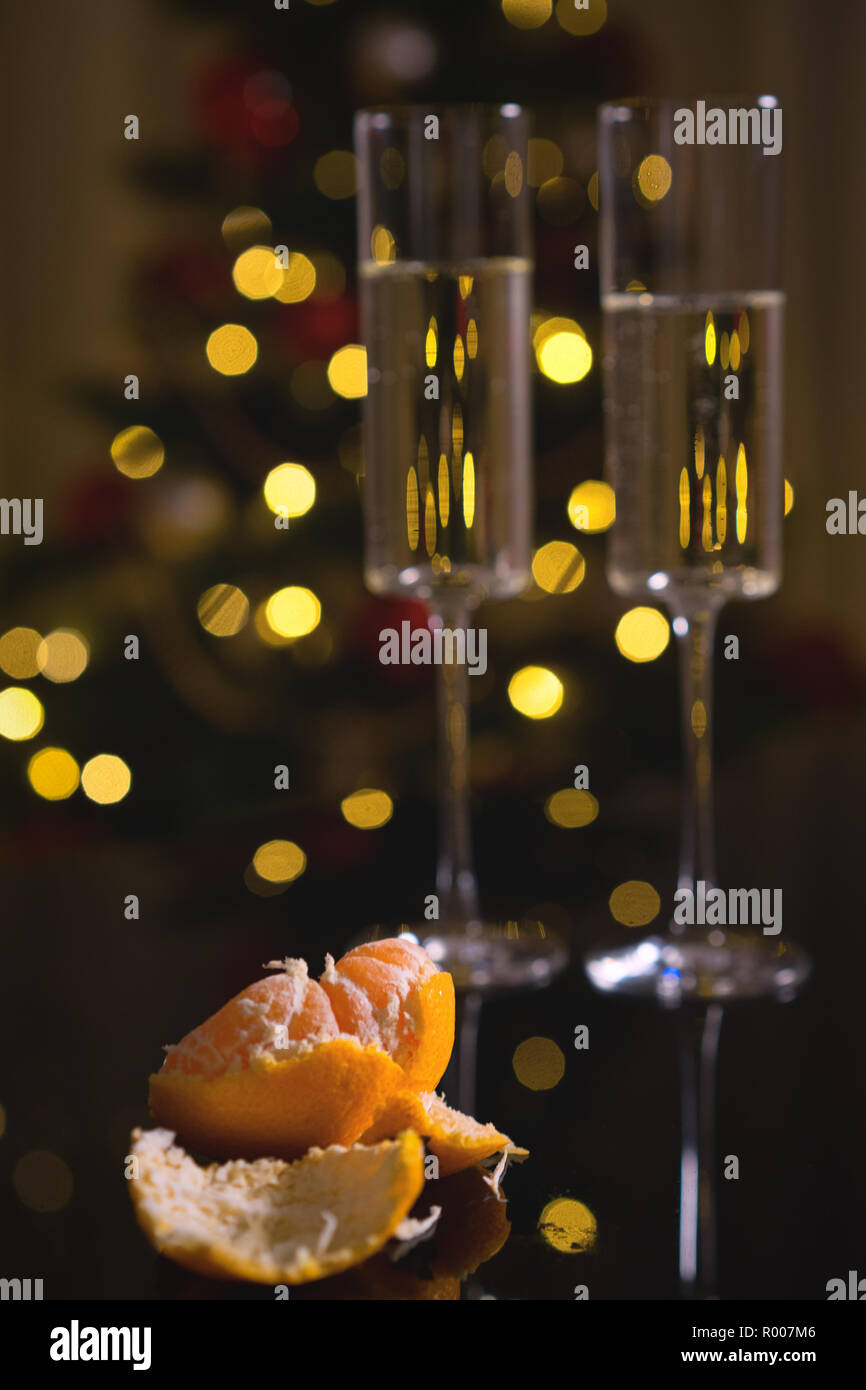 Traditionell das Neue Jahr Tabelle, Tangerinen, Champagner, Weihnachtsbaum und das Neue Jahr leuchtet Stockfoto