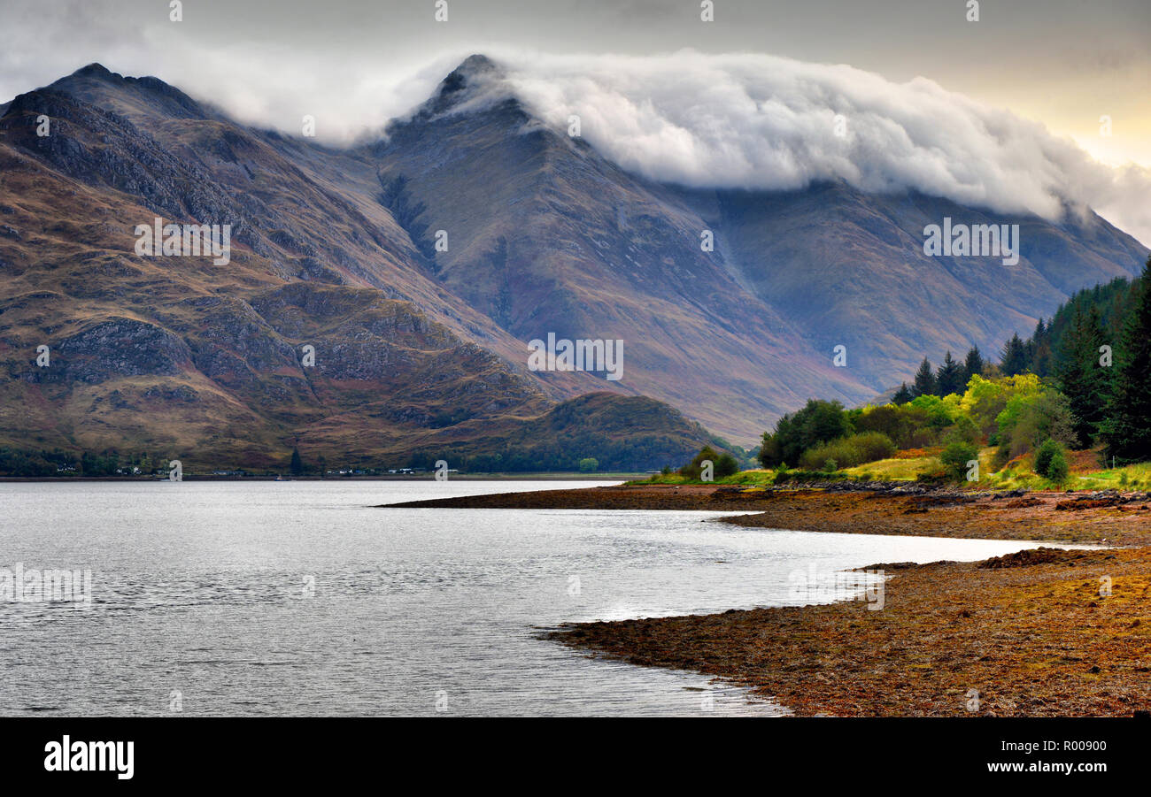 Sgurr Fhuaran aus Ratagan am Ufer des Loch Duich (1) Stockfoto