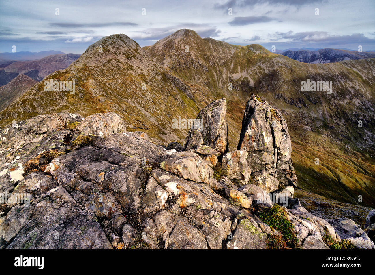 Sgurr Fuharan von der Kante der fünf Schwestern von kintail Stockfoto