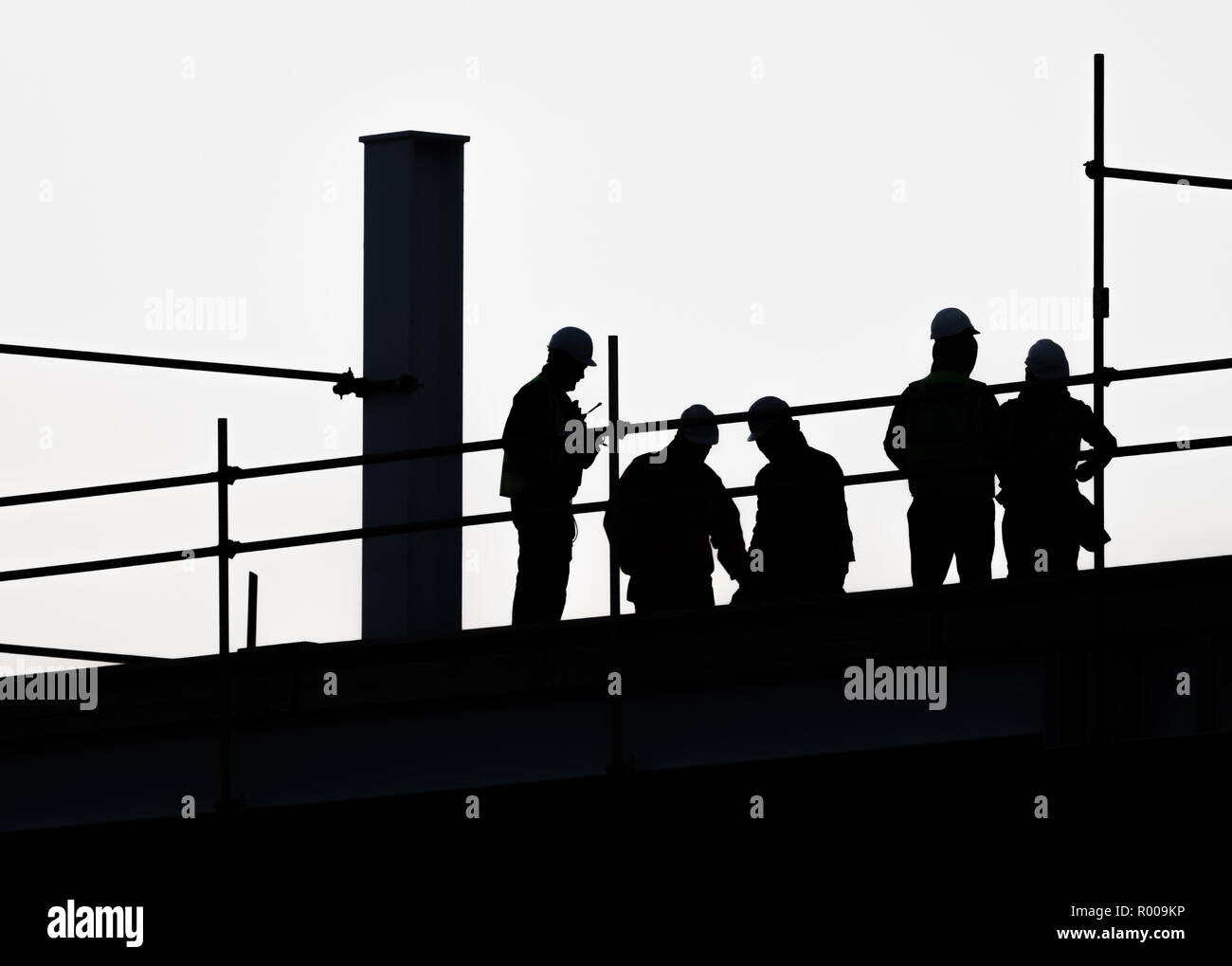 Cork, Irland, 30. März 2018. Bauarbeiter auf dem Dach der neuen Navigation quadratisches Gebäude auf Kennedy Quay, Cork, Irland. Stockfoto