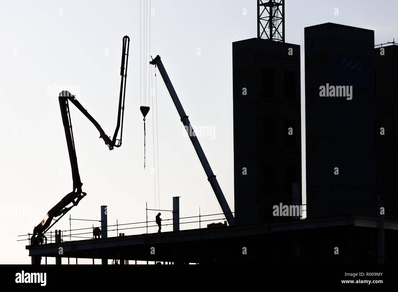 Cork, Irland, 30. März 2018. Bauarbeiter auf dem Dach der neuen Navigation quadratisches Gebäude auf Kennedy Quay, Cork, Irland. Stockfoto