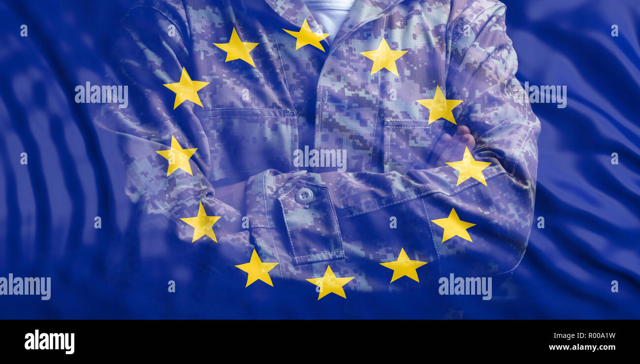 EU-Armee Konzept. Fahne der Europäischen Union und verblasste Soldat mit verschränkten Armen. 3D-Darstellung Stockfoto