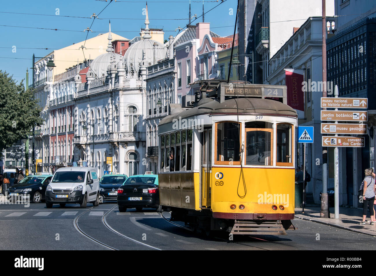 Tram 24 in der Rua Dom Pedro V in der Rato Bezirk, Lissabon, Portugal. Stockfoto