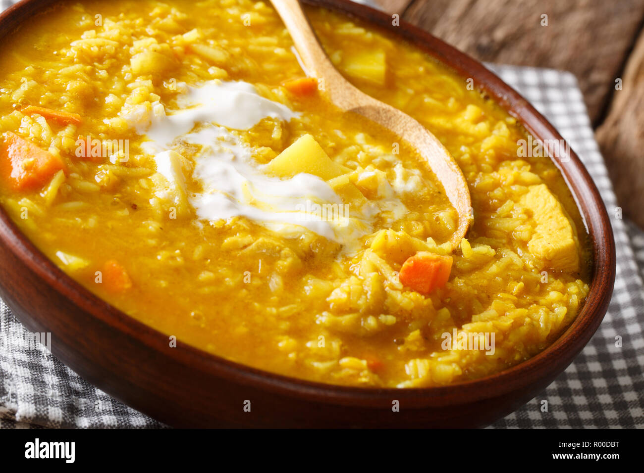 Mulligatawny Suppe mit Curry gewürzt und von cremige rote Linsen, Karotten, Äpfel, und Kokosmilch Nahaufnahme auf die Schüssel. Horizontale Stockfoto