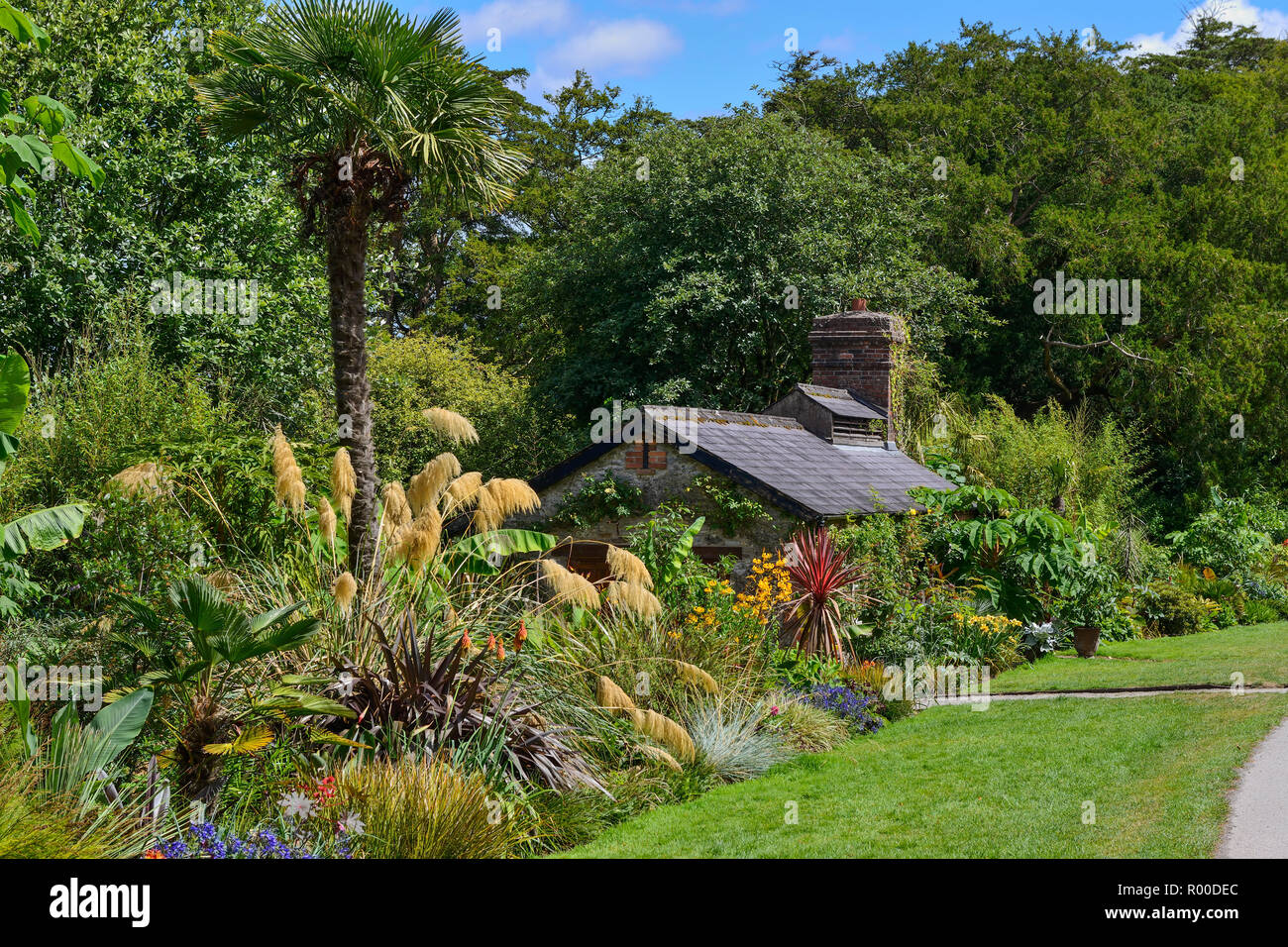 Blumenbeet neben stabilen Hof Café in Blarney Castle, in der Nähe von Cork im County Cork, Republik von Irland Stockfoto