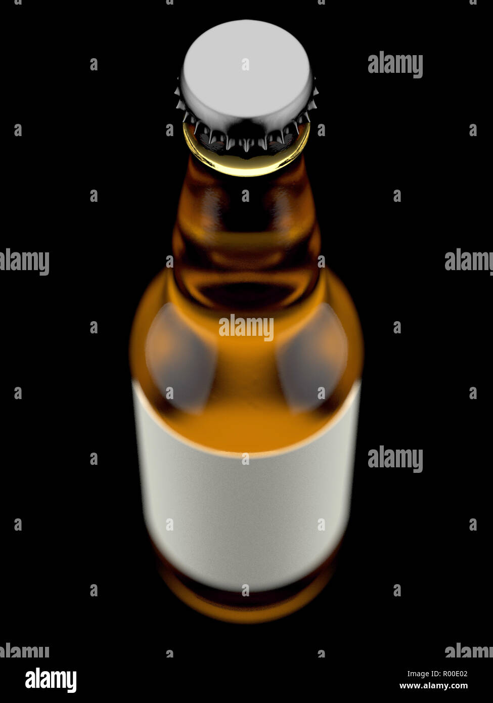 Ein klares Glas Bier oder Apfelwein Flasche mit ein leeres Etikett auf einem isolierten dunklen Studio Hintergrund - 3D-Rendering Stockfoto