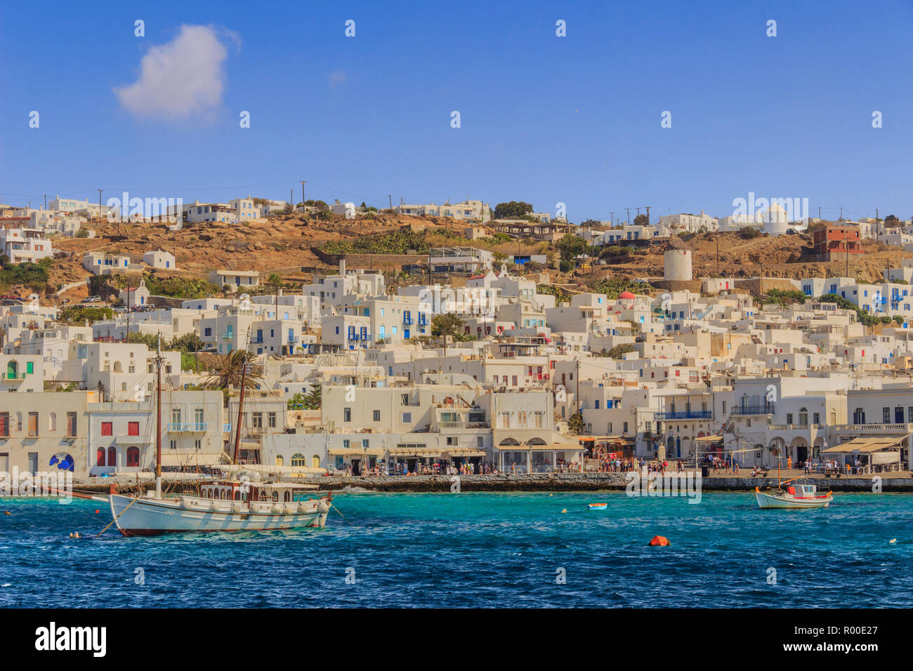 Panoramablick auf die Altstadt und den Hafen von Mykonos, Kykladen, Griechenland. Panorama der traditionellen griechischen Dorf mit weissen Häusern in Kykladen Inseln, Europ. Stockfoto