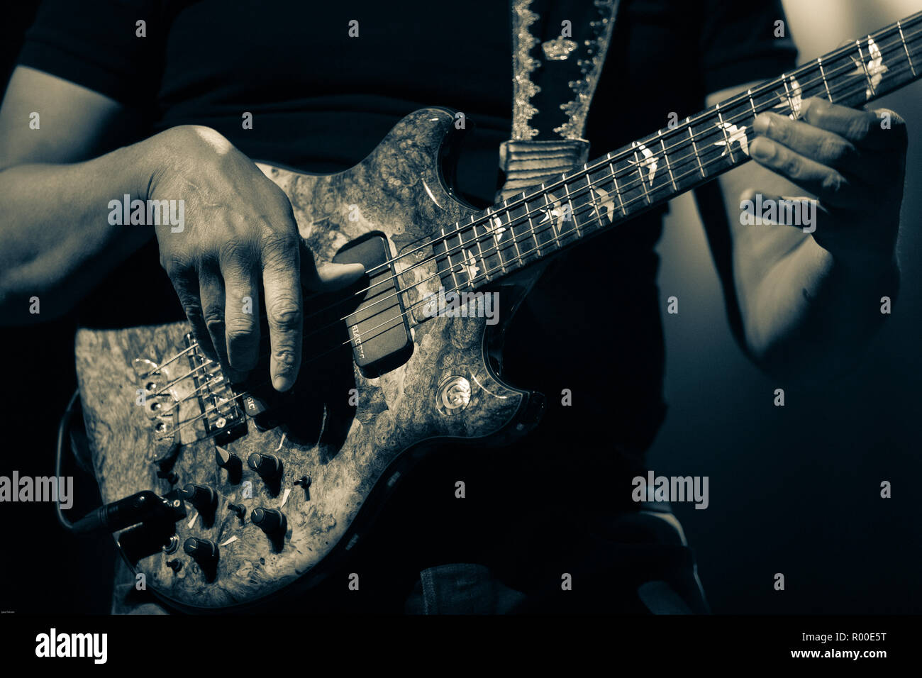 Stanley Clark spielen der Alembic Bass Gitarre an der Cork Jazz Festival 2018 das everyman in Cork, Irland Stockfoto