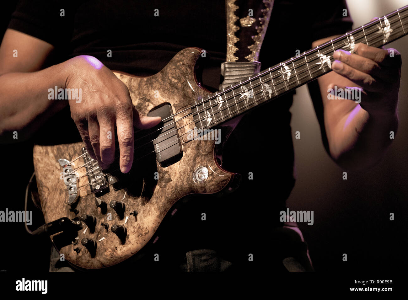 Stanley Clark spielen der Alembic Bass Gitarre an der Cork Jazz Festival 2018 das everyman in Cork, Irland Stockfoto