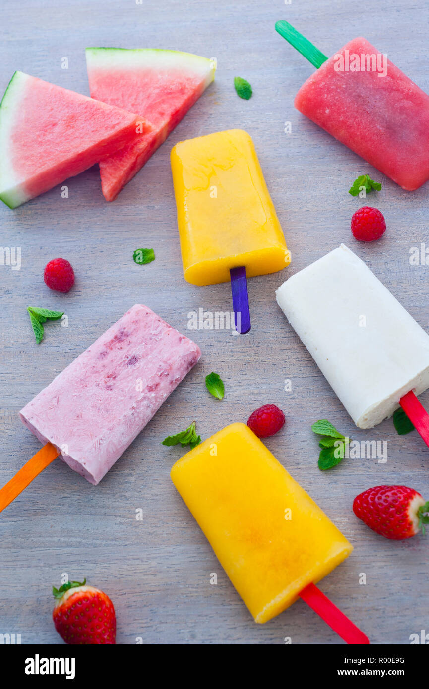 Hausgemachte fruchtig Eis-pops Eine gesunde gefrorenen Sommer behandeln für Kinder machen, flach Stockfoto
