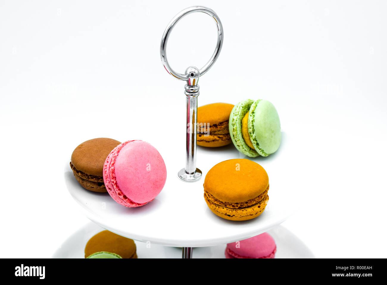 Macarons auf Rang Serviertablett, etagere, mehrstufige Macarons Stockfoto