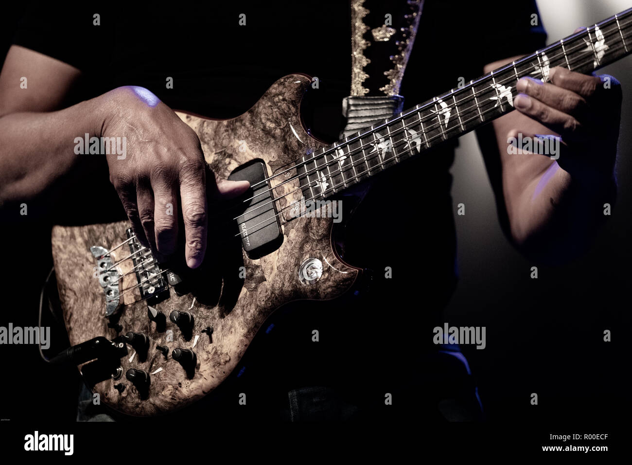 Stanley Clark spielen der Alembic Bass Gitarre an der Cork Jazz Festival 2018 das everyman in Cork, Irland Stockfoto