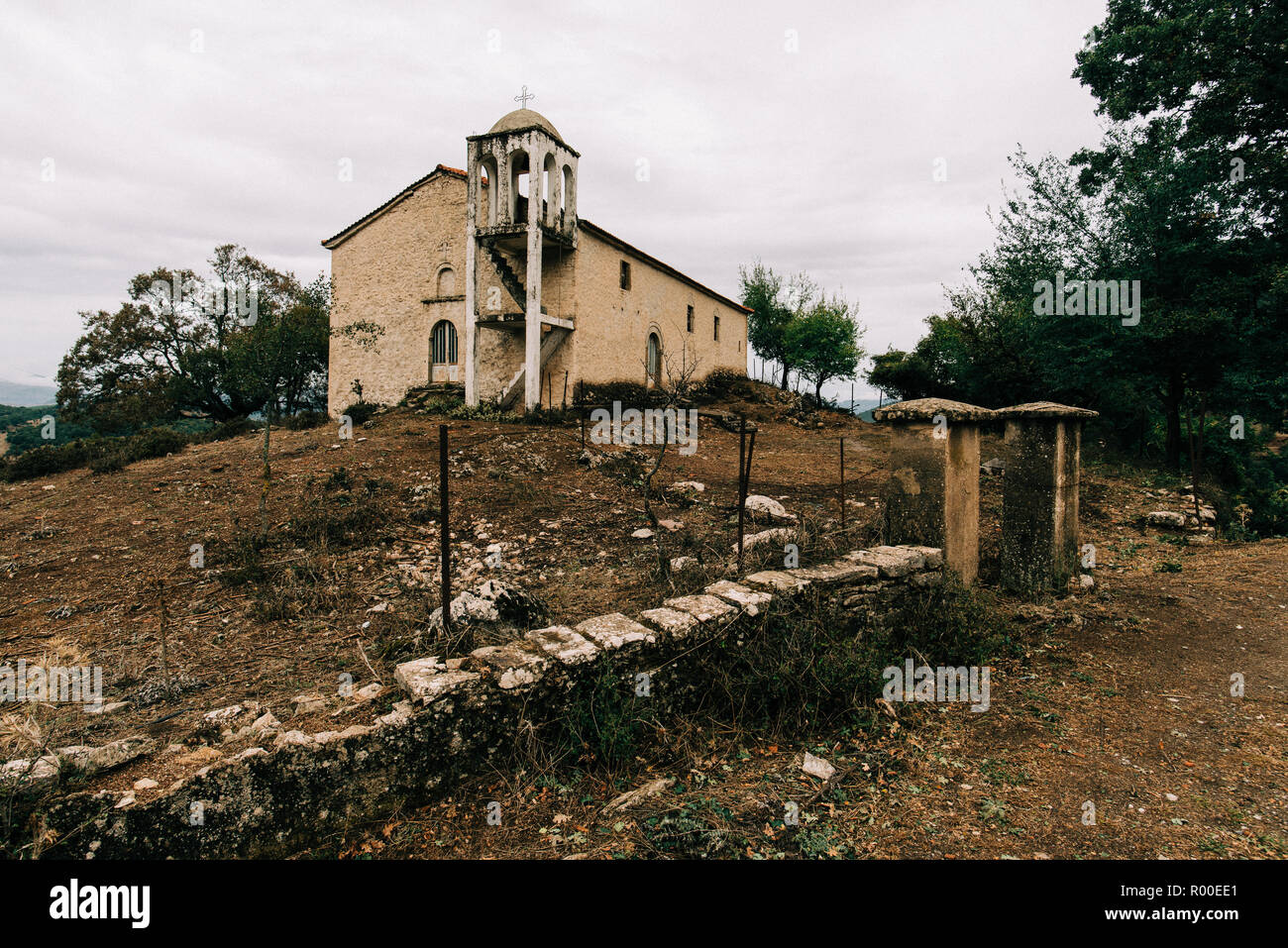 Alte Häuser und trübe wald landschaft Stockfoto