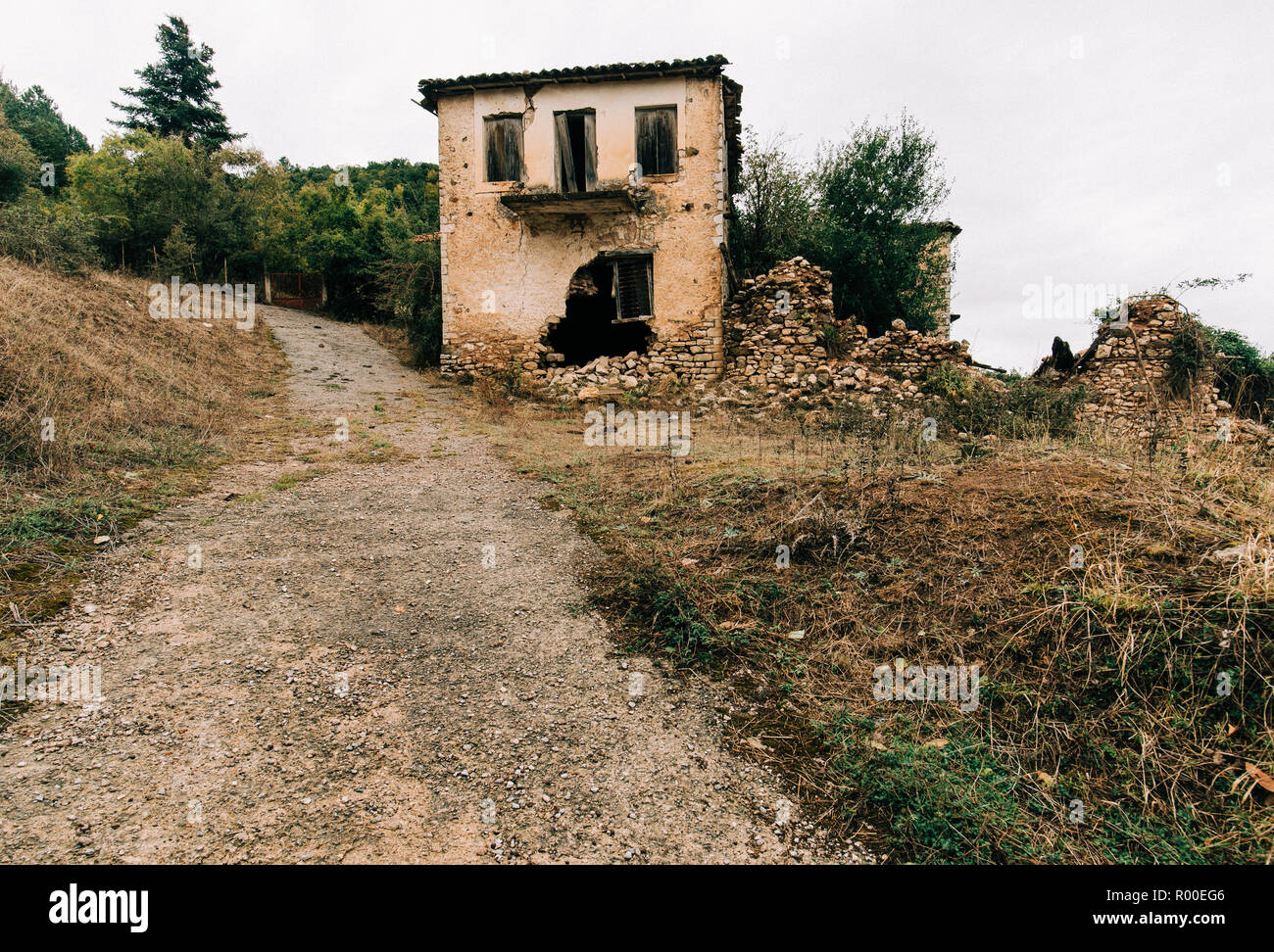 Alte Häuser und trübe wald landschaft Stockfoto