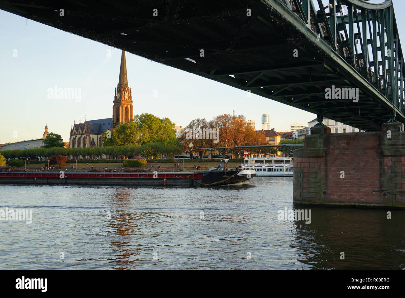 Eiserner Steg, Brücke über den Main, Lastkahn, Dreikönigskirche, gesehen vom Mainkai, Altstadt, Frankfurt, Deutschland Stockfoto