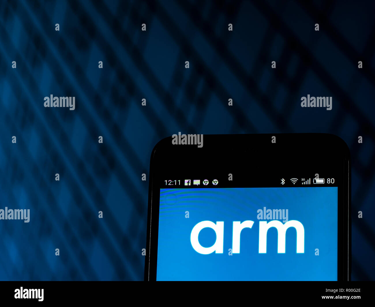 Arm Holdings Semiconductor Company Logo auf dem Smartphone angezeigt. Arm Holdings ist eine britische multinationale Halbleiter und Software Design Company, von SoftBank Group und ihre Vision Fonds gehört. Stockfoto