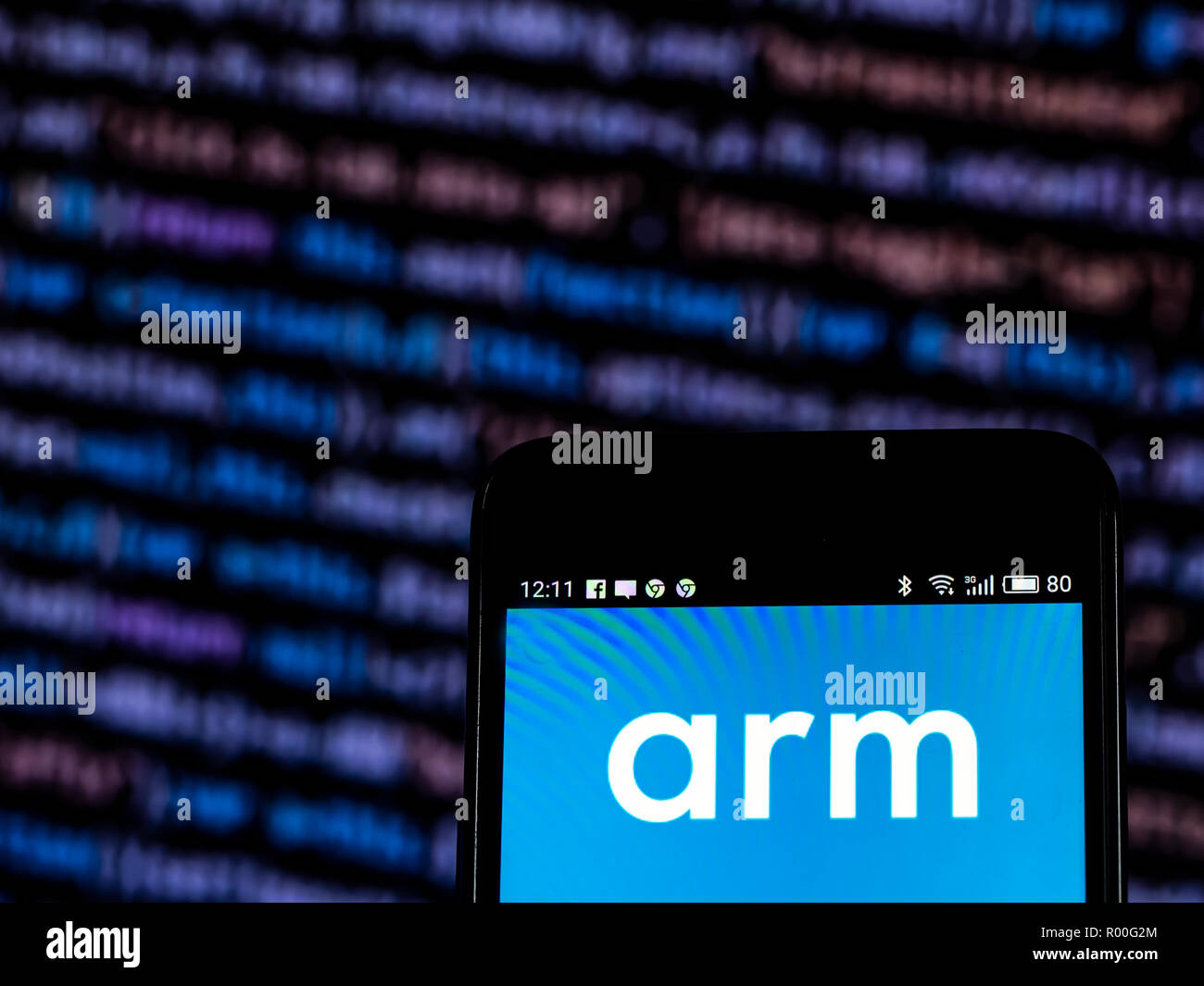 Arm Holdings Semiconductor Company Logo auf dem Smartphone angezeigt. Arm Holdings ist eine britische multinationale Halbleiter und Software Design Company, von SoftBank Group und ihre Vision Fonds gehört. Stockfoto