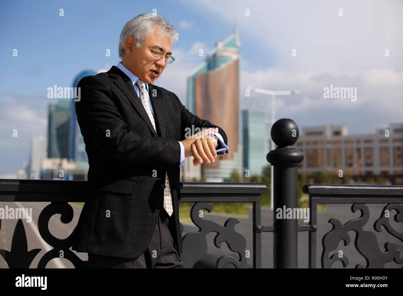Im Alter von Asian Business Mann in Gläser Stockfoto