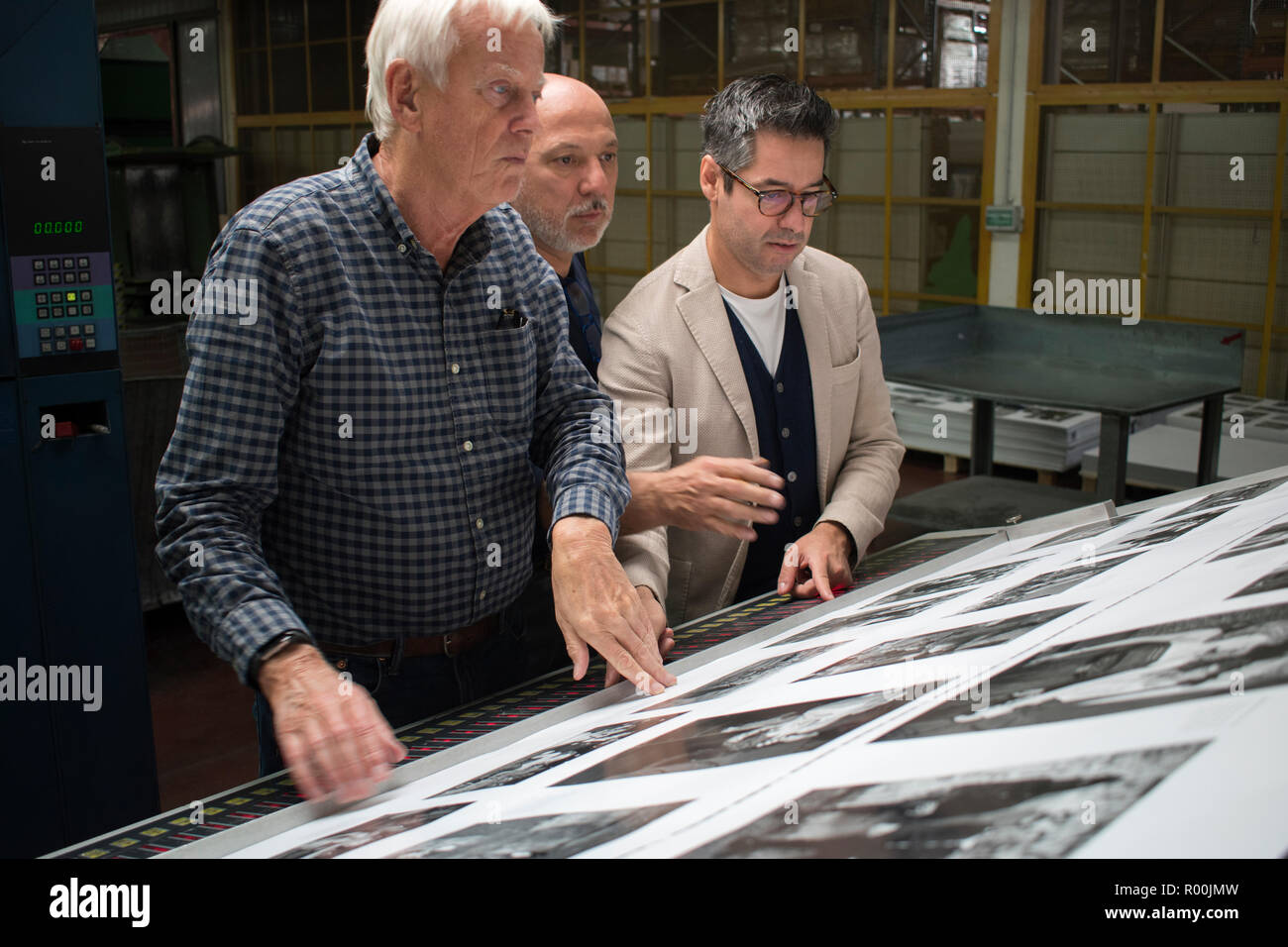 Dewi Lewis britischen Fotografie Buch Verlag auf die Veröffentlichung meiner britischen Archiv, die Art und Weise, wie Wir waren 1968-1983 an der EBS Verona Italien. Jonathan Bortolazzi MD (rechts) Italienische Drucker (Mitte) von der EBS auf Seite Proofs. 2018 HOMER SYKES Stockfoto