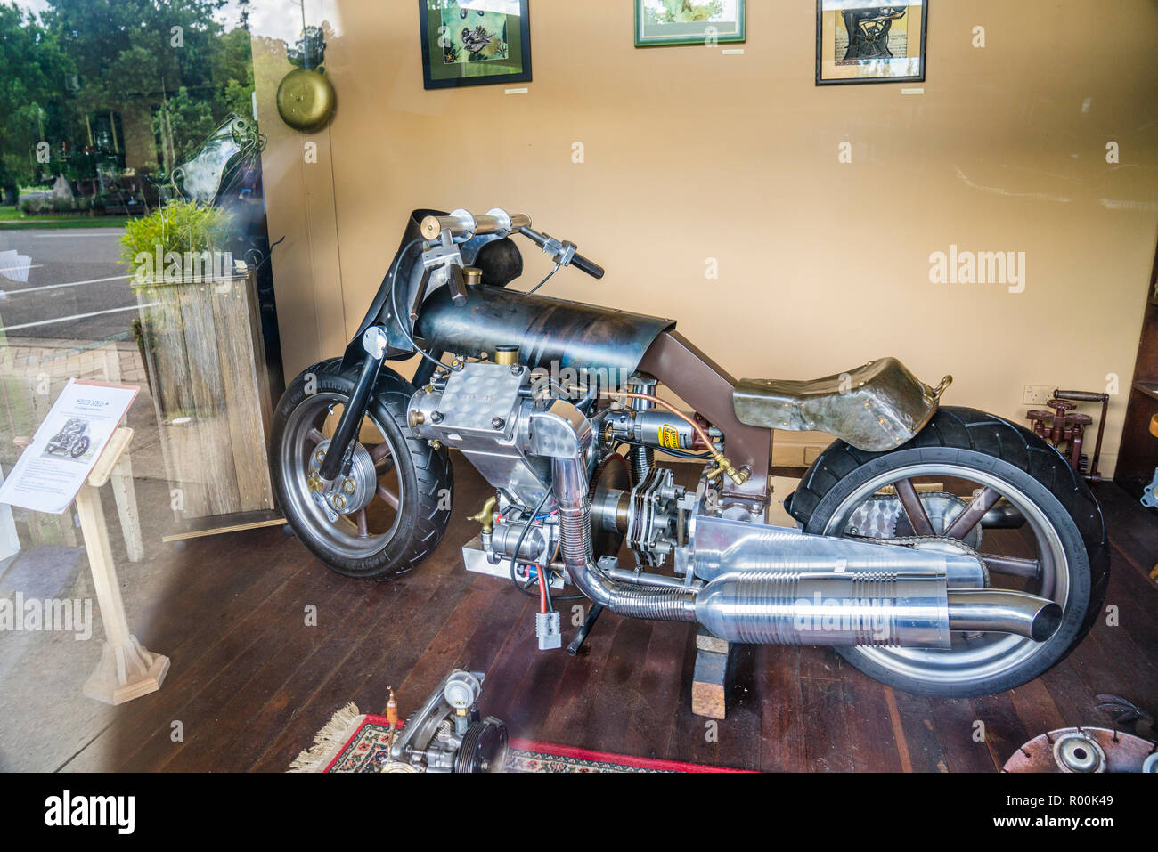 Handgefertigte Motorrad mit dem Titel 'Big Ned 'the ultimate Street Fighter auf die Hersteller von Metall Galerie Cafe am nördlichen Hochebenen Land Stadt Walc Stockfoto