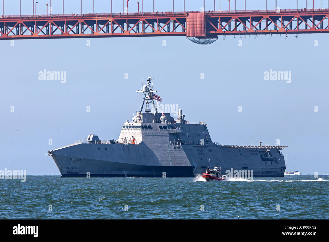 Dem Littoral Combat Ship USS Manchester ist in der Bucht von San Francisco von einem US Coast Guard MSST Team begleitet. Stockfoto