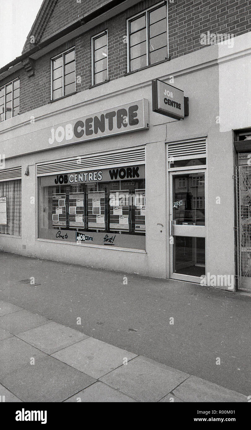 1983, historische, Außenansicht eines High Street Jobcenter, Lewisham, London, England, UK. 1973 Großbritannien Departmemt der Beschäftigung begonnen, ein Netzwerk des Jobcenters, die sowohl in der Windows- und innerhalb der Werbung zu öffnen, eine große Auswahl an verfügbaren Arbeitsplätzen für diejenigen, die sich nach und nach Arbeit suchen. Die ursprünglichen BRITISCHEN staatlichen Vorläufer Jobcenters waren Arbeitsverwaltung. Stockfoto