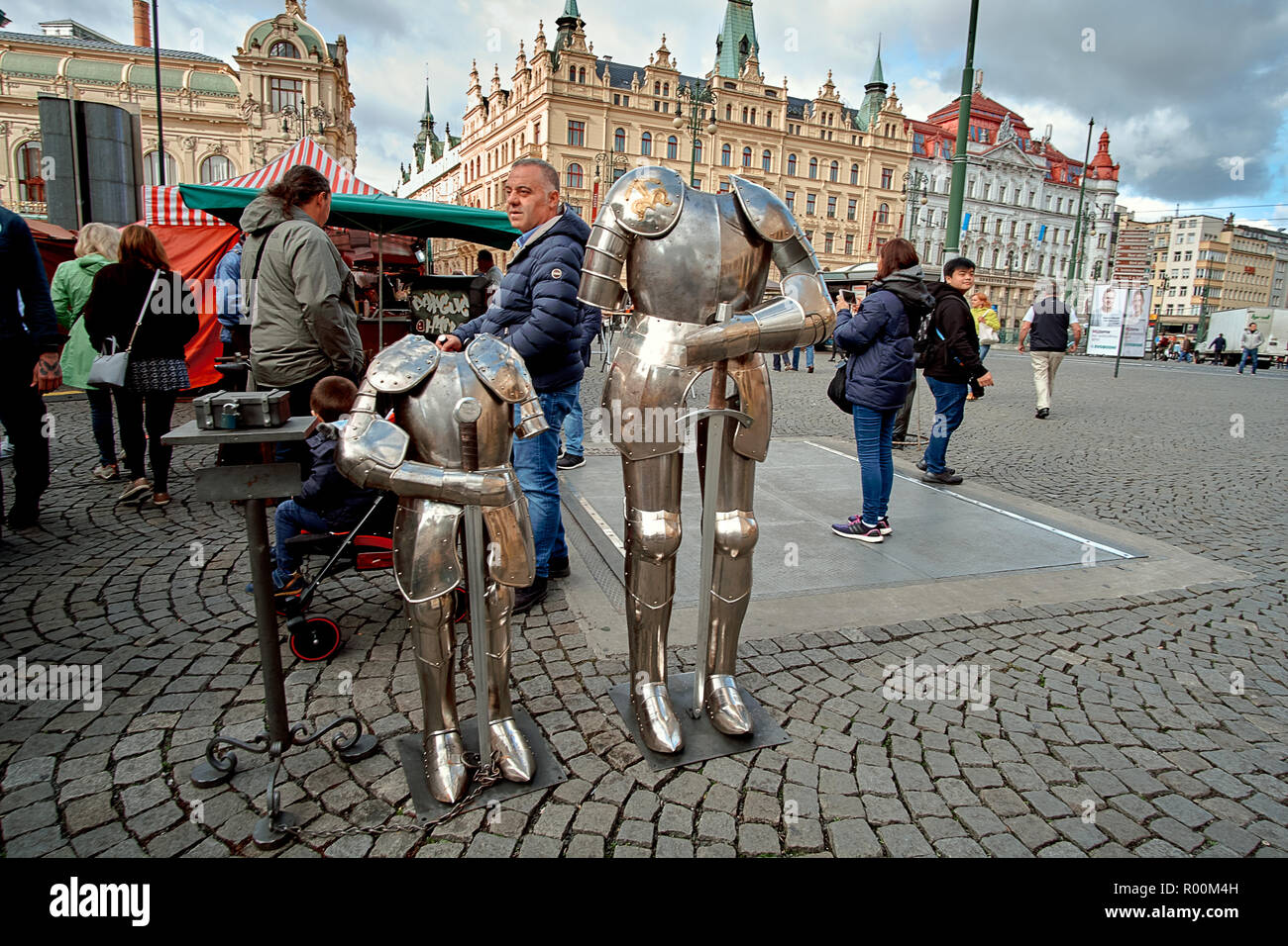 Prag, Tschechische Republik, 15. September 2017: Ritter Kostüme am zentralen Marktplatz der alten Praga. Stockfoto
