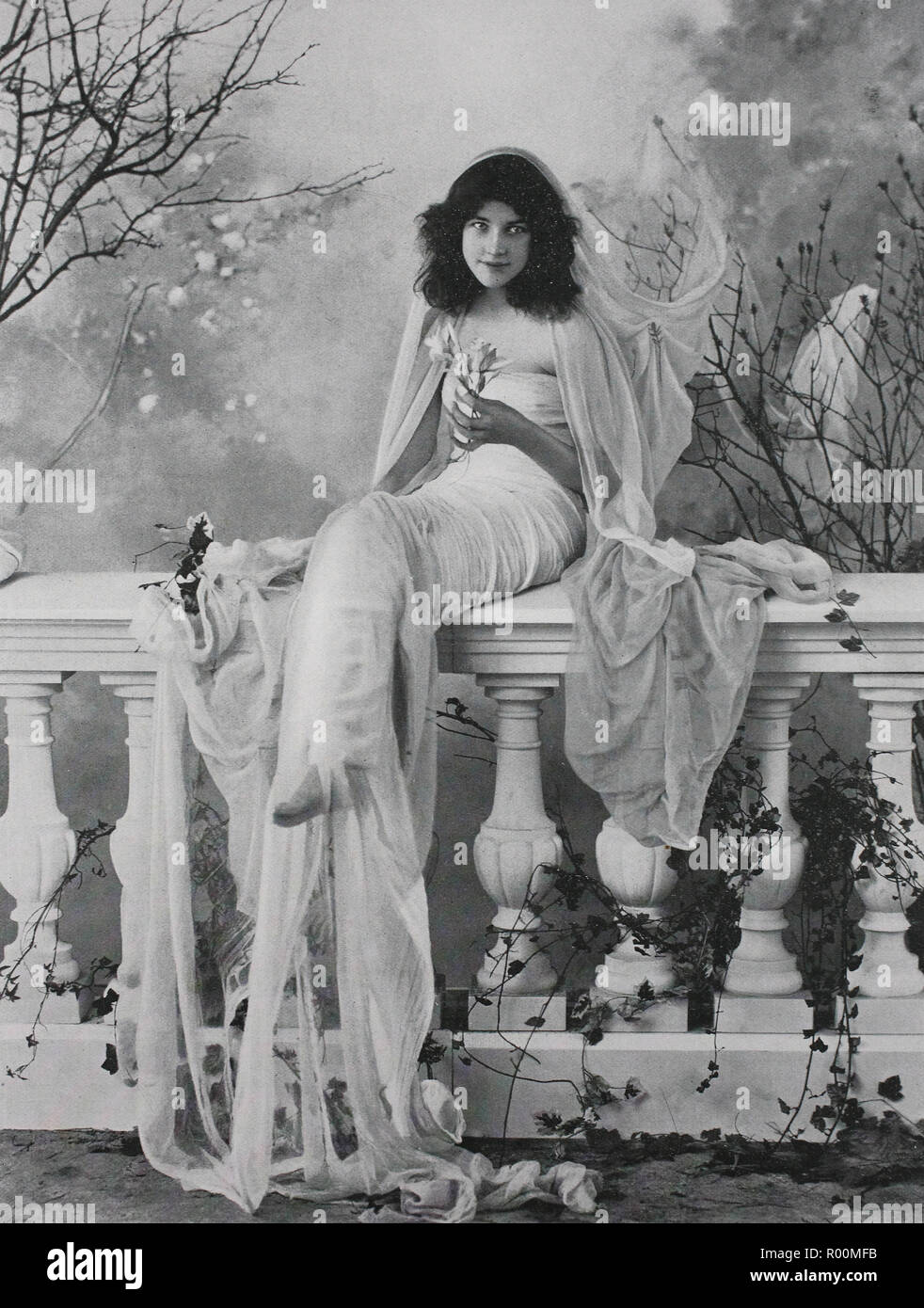 Digital verbesserte Reproduktion, schöne Frau mit Schleier auf einer Balustrade auf der Terrasse sitzt, original Drucken aus dem Jahr 1899 Stockfoto