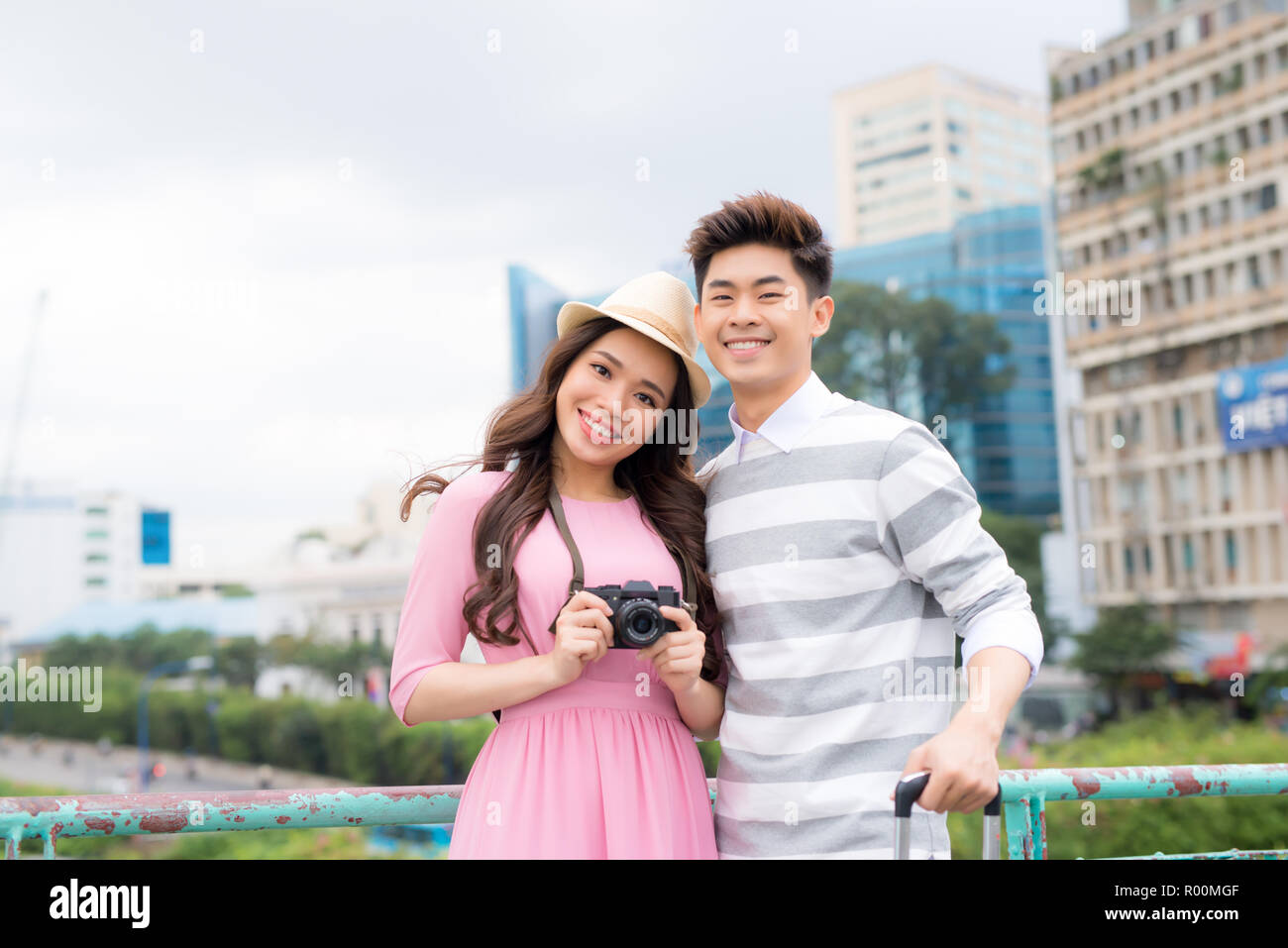 Glückliche junge Mann und Schön lächelnde Frau reisen und Sehenswürdigkeiten Stadt. Hohe Bildqualität. Stockfoto