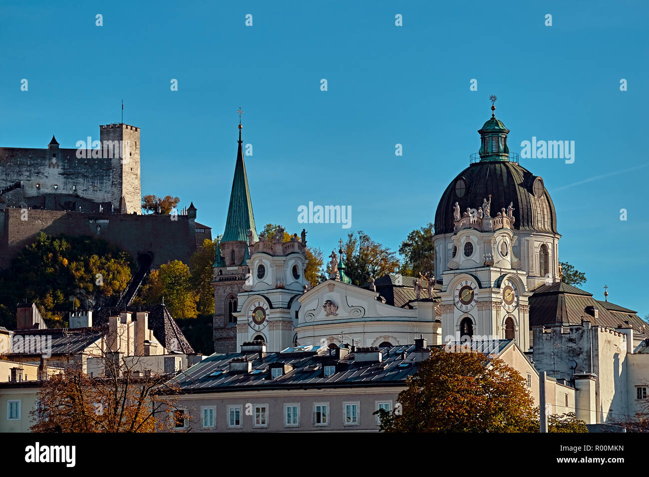 Schöne Aussicht auf die Skyline von Salzburg mit Festung Hohensalzburg im Sommer, Salzburg, Österreich. Stockfoto