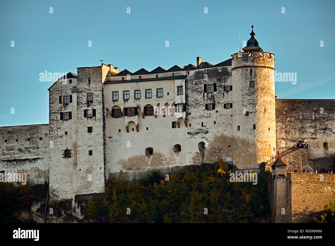 Festung Hohensalzburg Die Festung in Salzburg in Österreich - mittelalterliche Burg am Klippe unter der Altstadt. Wahrzeichen mit summer Sky. Stockfoto