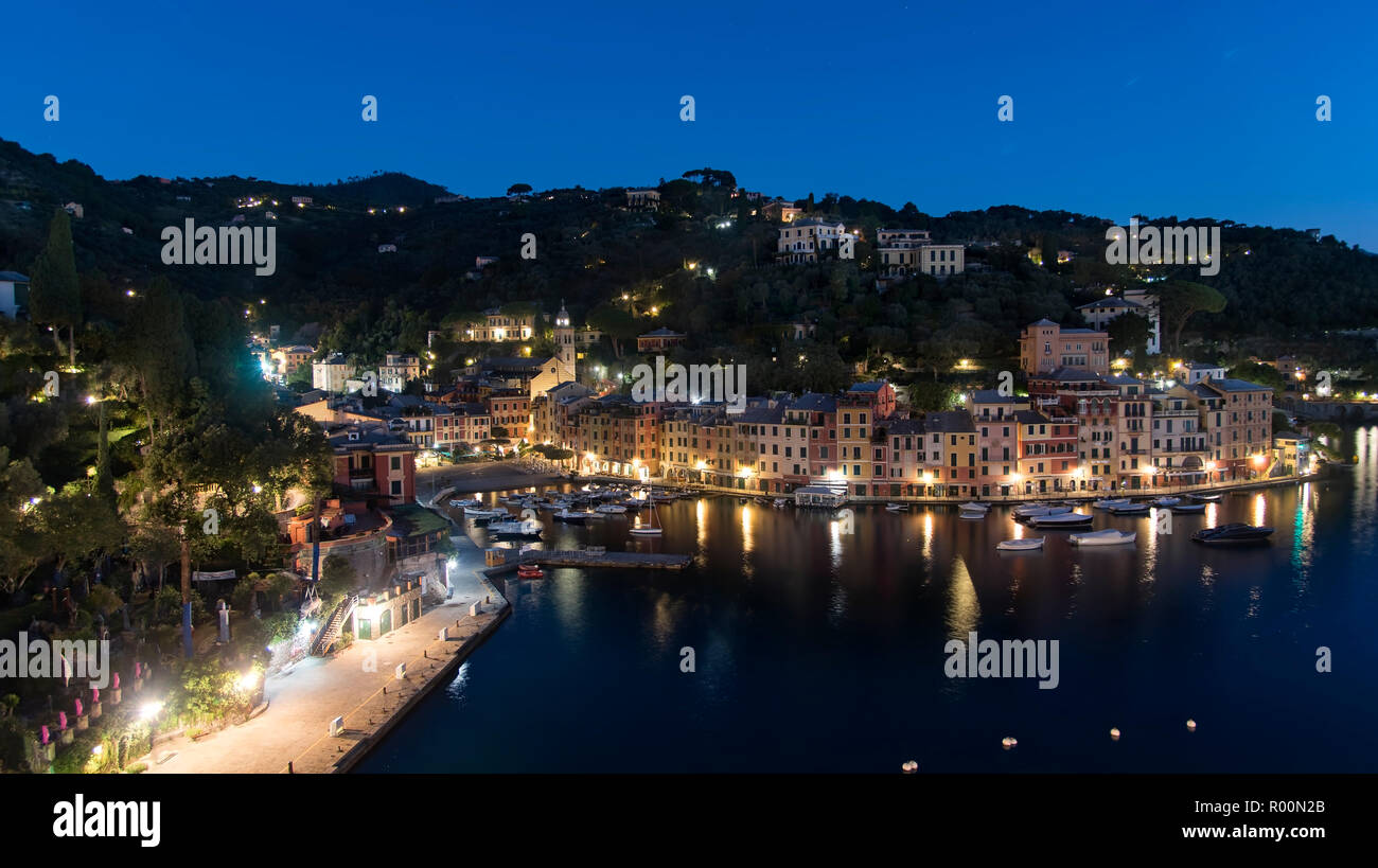 Erhöhte Nacht Szene auf das Wasser und den Hafen mit den Überlegungen der Lichter sich auf dem Wasser, Portofino, Italienische Riviera, Italien Stockfoto