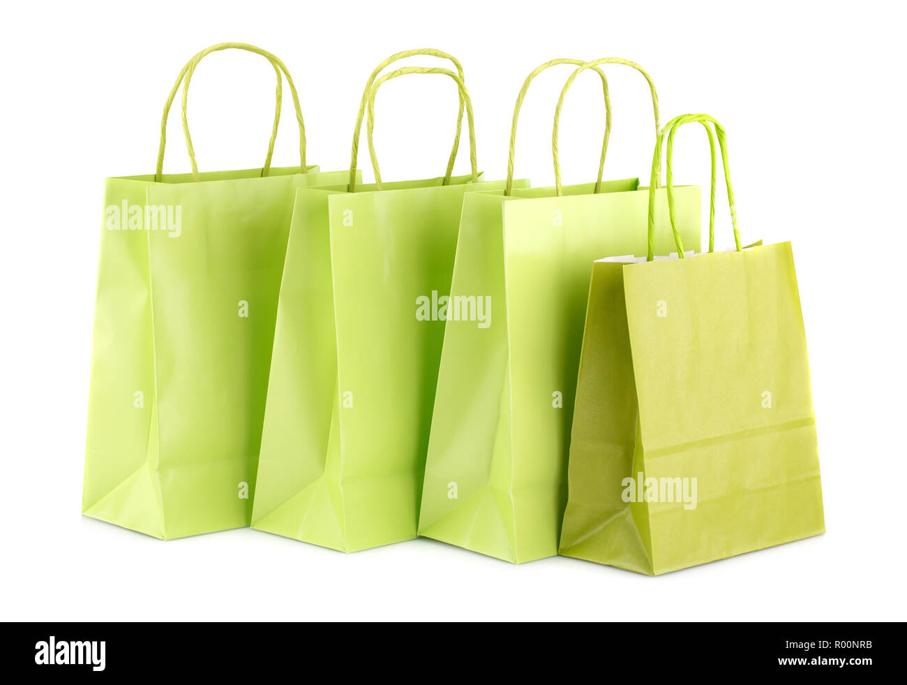 Grüne Einkaufstaschen auf weißem Hintergrund. Stockfoto