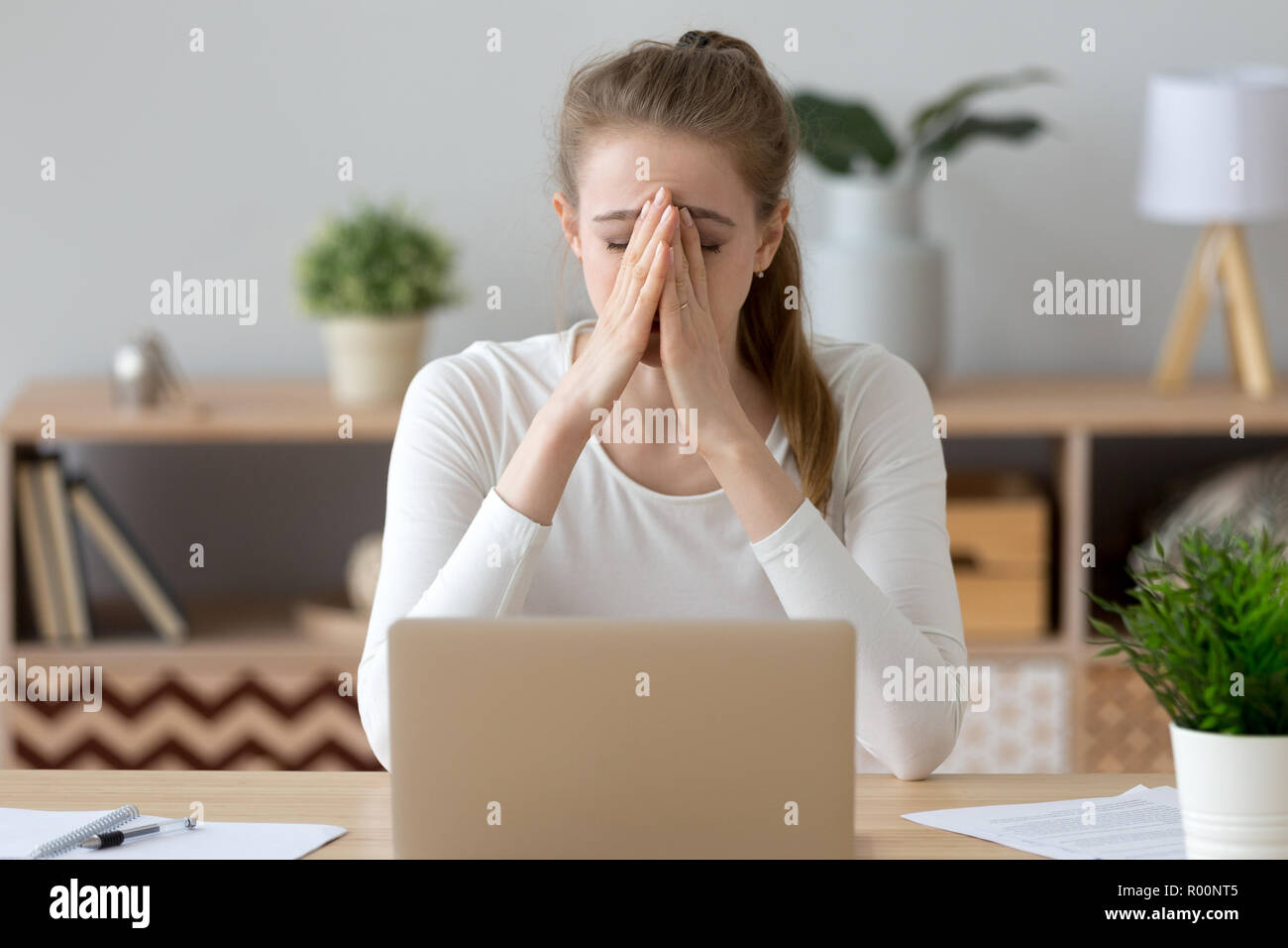 Frustrierte Frau bei der Arbeit im Büro Schreibtisch Stockfoto