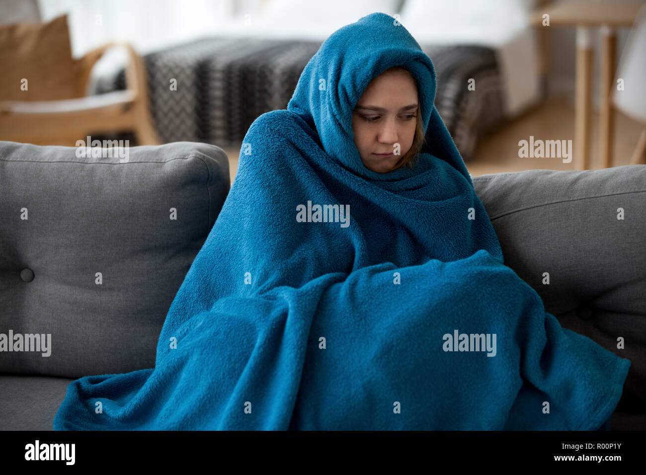 Frau Gefühl kalt mit warmen Decke zu Hause abgedeckt Stockfoto