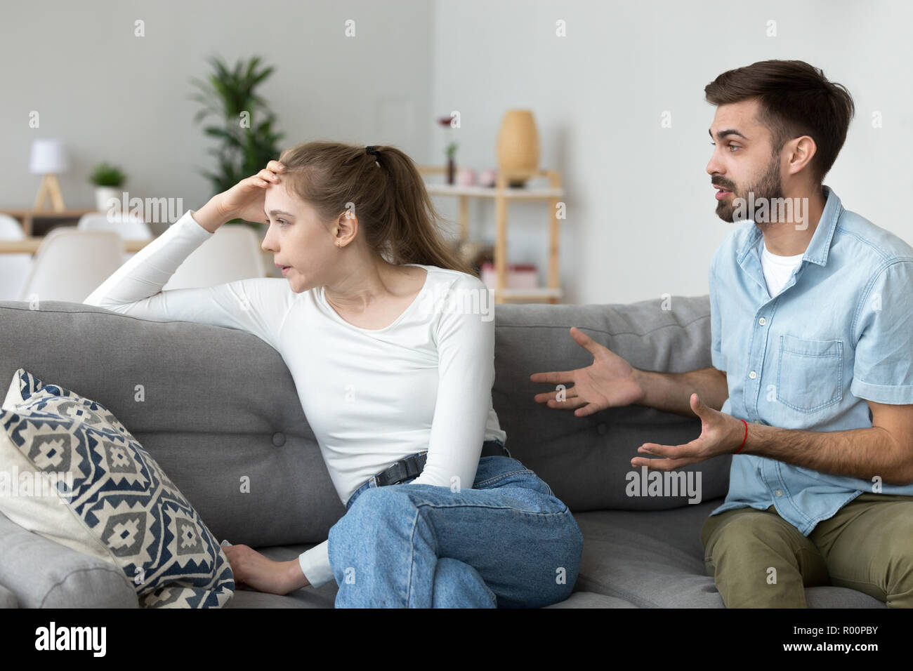 Paar Streit sitzen auf der Couch zu Hause Stockfoto