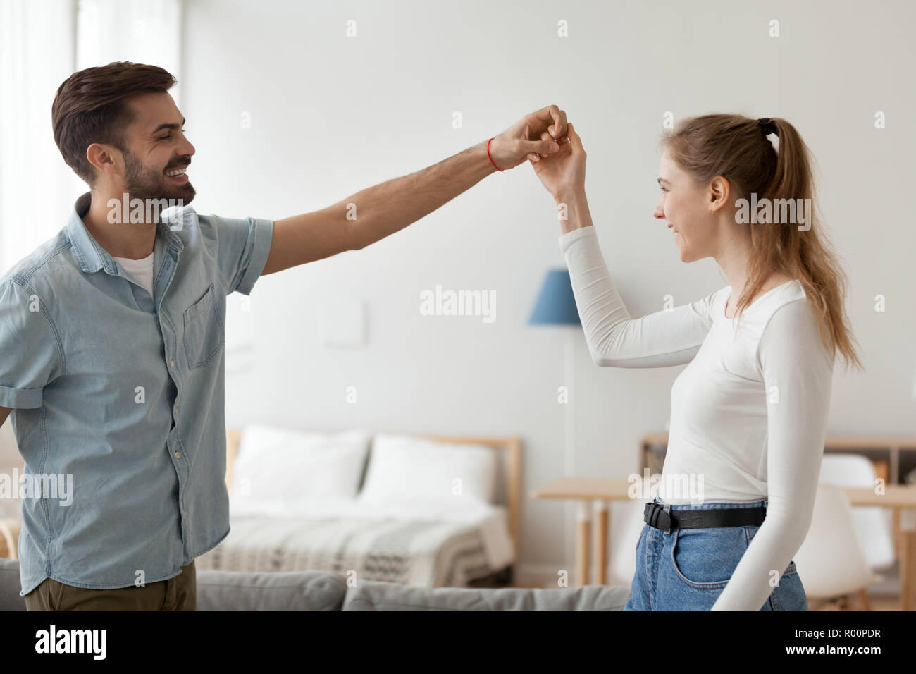 Paar in Liebe das Tanzen zusammen zu Hause Stockfoto