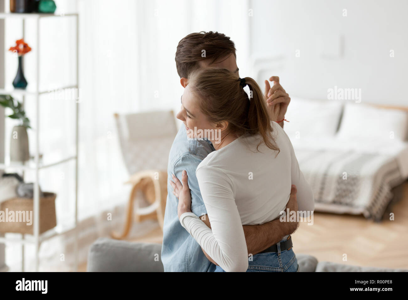 Junges Paar in Liebe das Tanzen zusammen umarmen zu Hause Stockfoto