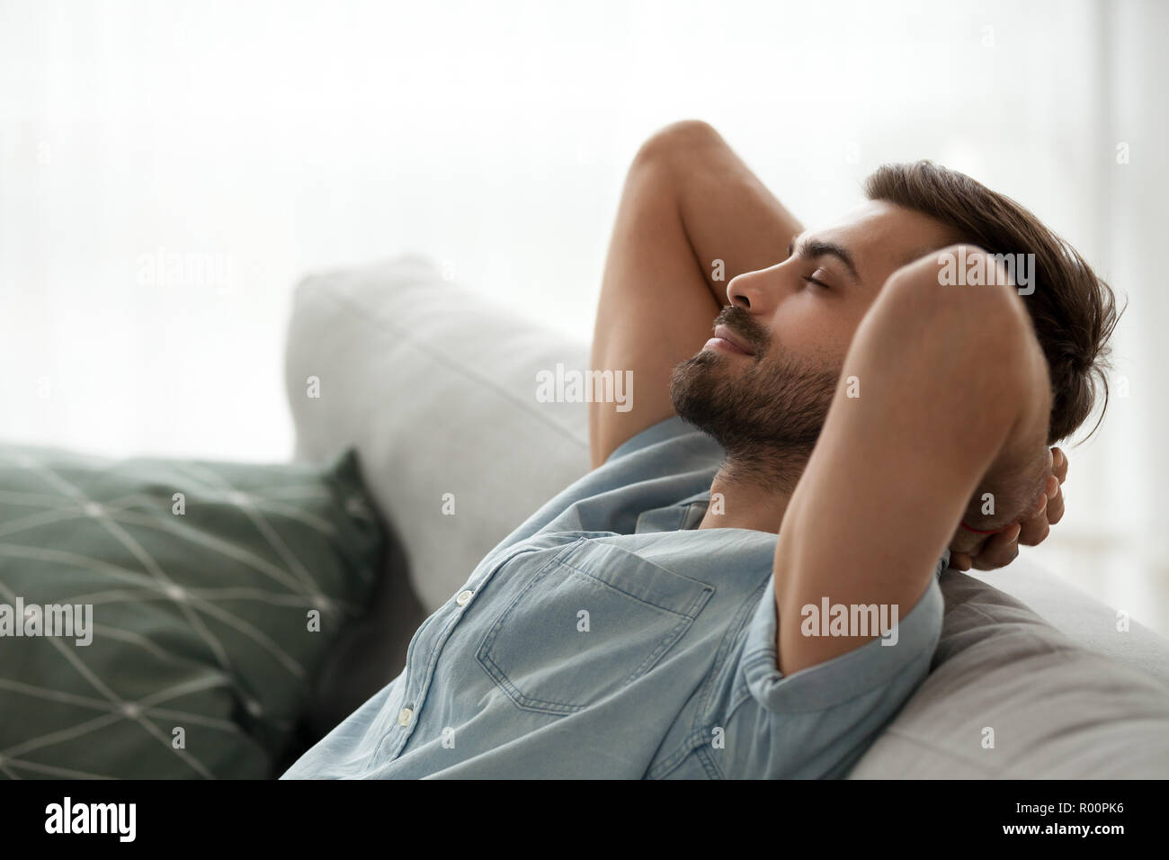 Seitenansicht close up Mann zu Hause entspannen Stockfoto