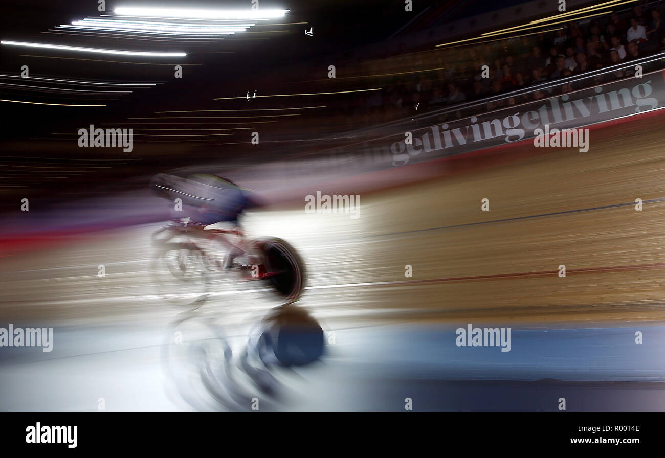 Reiter während des 7,5Km Frauen Tempo Rennen UCI Omnium während der 40 runde Derny bei Tag vier der sechs Tag Reihe bei Lee Valley Velopark, London Stockfoto