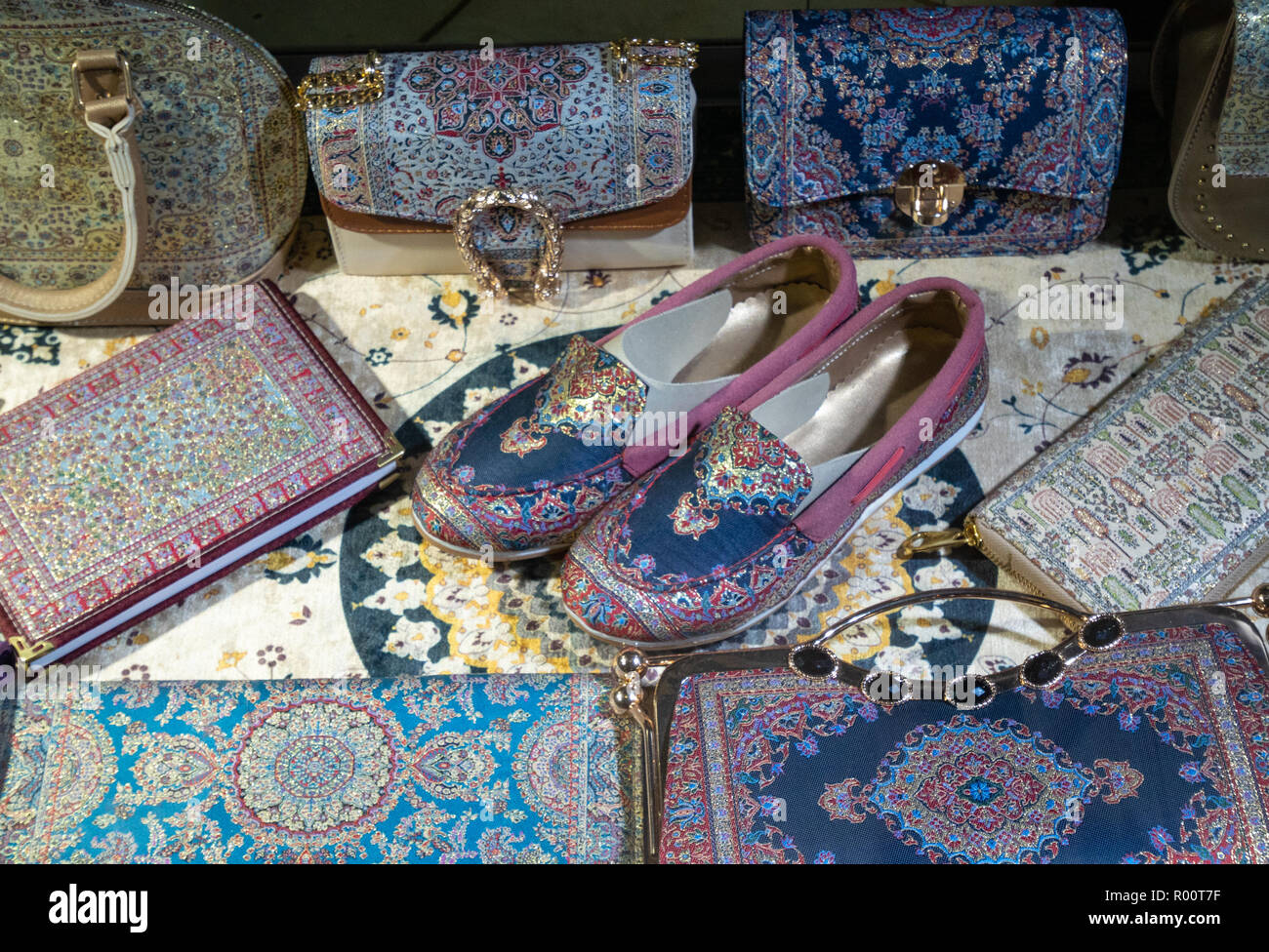 Handgefertigt Hausschuhe und Gitternetzen, Geldbeutel, Handtaschen, Taschen  im Nahen Osten Stil mit arabisch orientalische Muster Stockfotografie -  Alamy