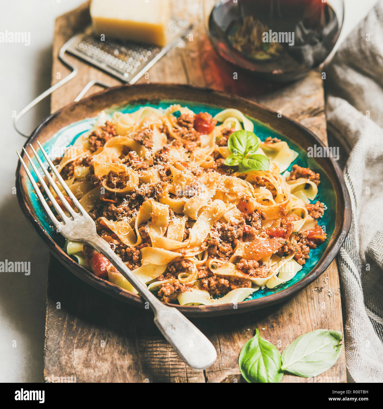 Abendessen mit Pasta tagliatelle Bolognese und Rotwein, Quadrat Erntegut Stockfoto