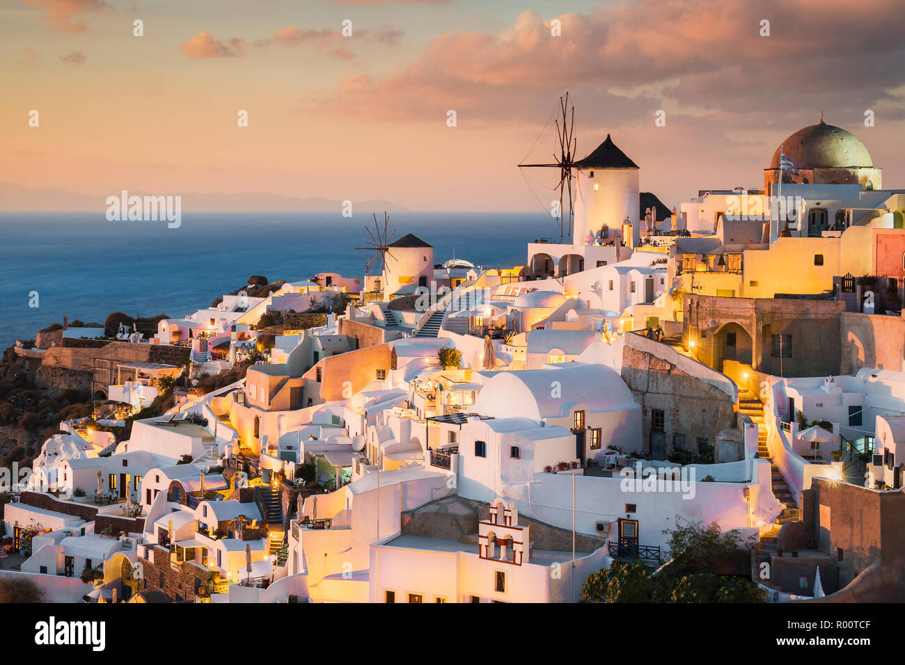 Sonnenuntergang in Oia auf Santorini, Griechenland Stockfoto