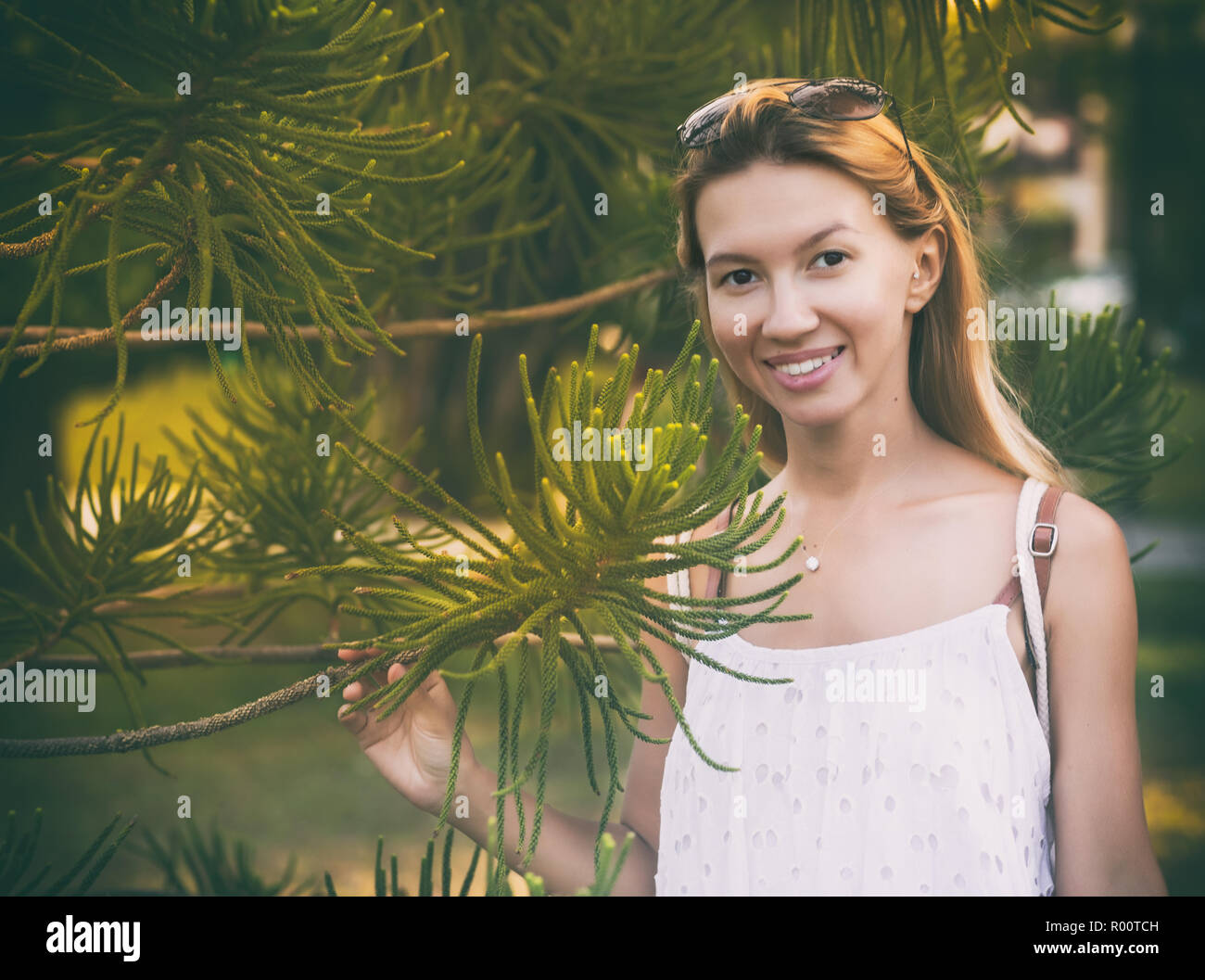 Porträt einer wunderschönen lächelnde Frau in einen fabelhaften Garten Stockfoto
