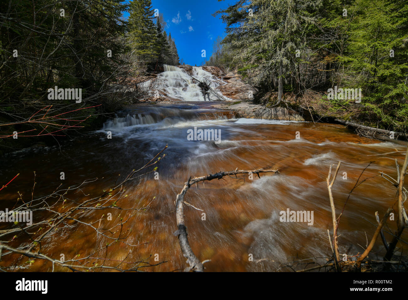 Lange Belichtung Wasserfall im Herbst Stockfoto