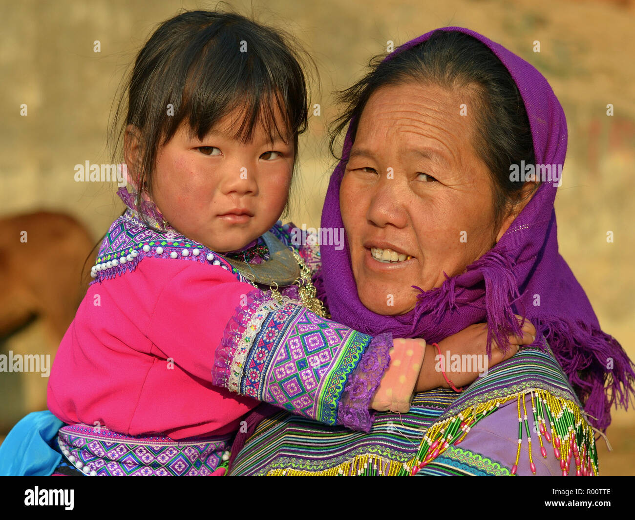 Ältere vietnamesischen Blume H'mong ethnische Minderheit Frau mit ihrer kleinen Enkelin. Stockfoto