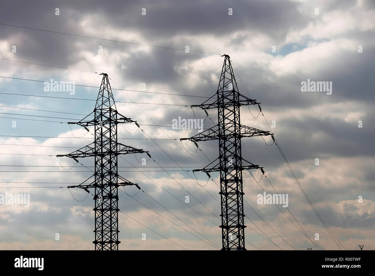 Die beiden elektrischen Säulen im Hintergrund der bewölkten Himmel Stockfoto