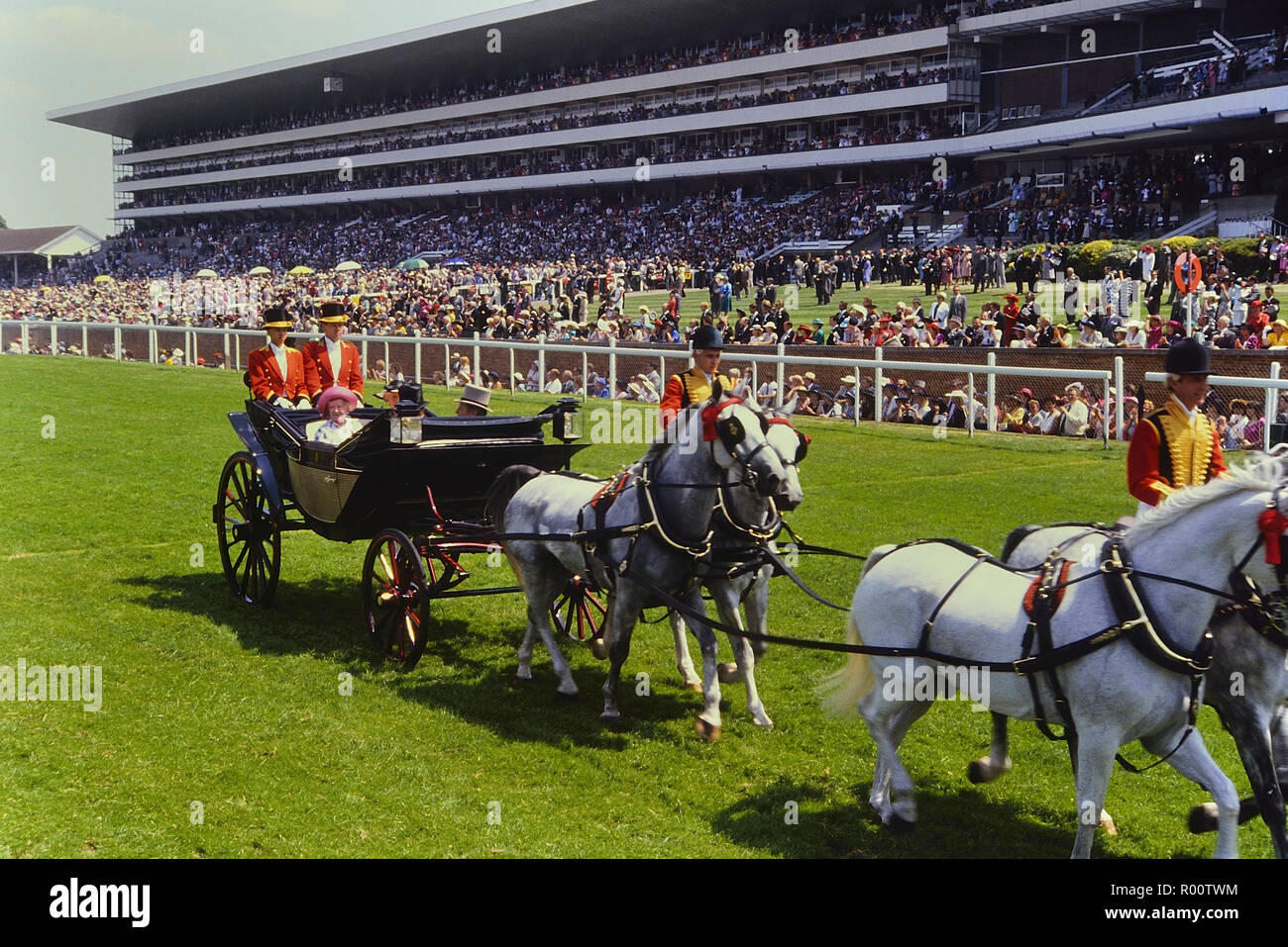 Königin Elizabeth, die Königinmutter im Royal Ascot Rennen treffen anreisen, Berkshire, England, UK. 1989 Stockfoto