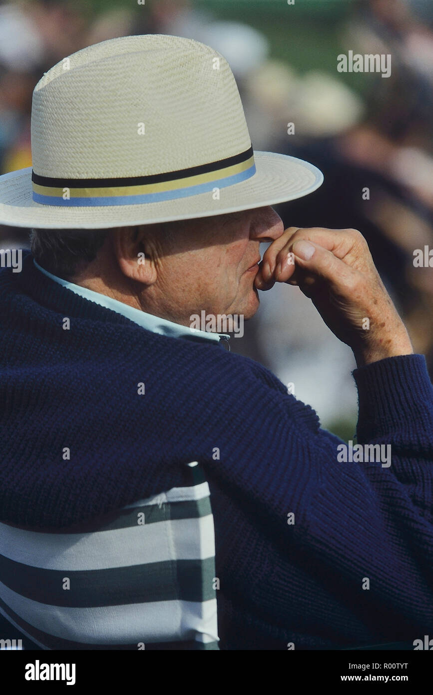 Ältere Mann, der eine Panama Hut ein Cricket-spiel, Hastings, East Sussex, England, Großbritannien Stockfoto